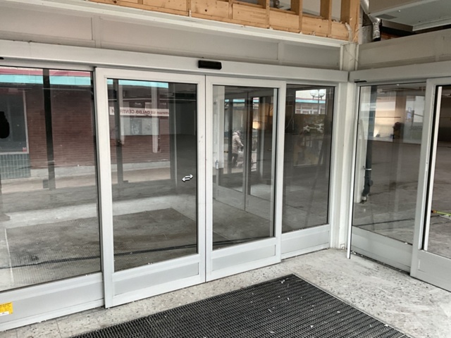 1121142-5 Entrance with Besam door opener