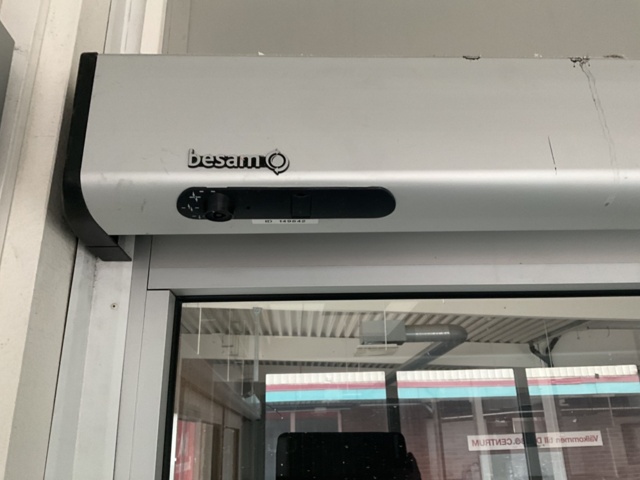 1121142-6 Entrance with Besam door opener