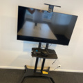 1149936-2 Samsung UHD 43" with TV stand on wheels