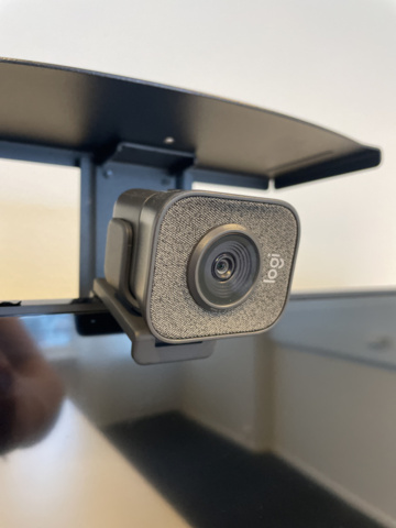 1149936-3 Samsung UHD 43" with TV stand on wheels