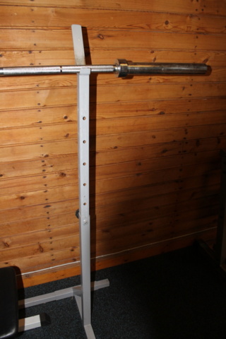 1174653-7 Bench press station with weights