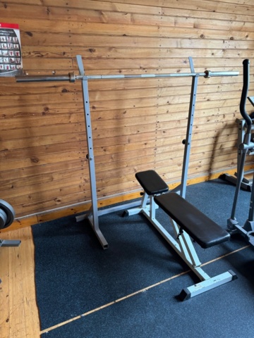 1174653-1 Bench press station with weights