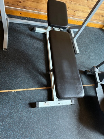 1174653-8 Bench press station with weights