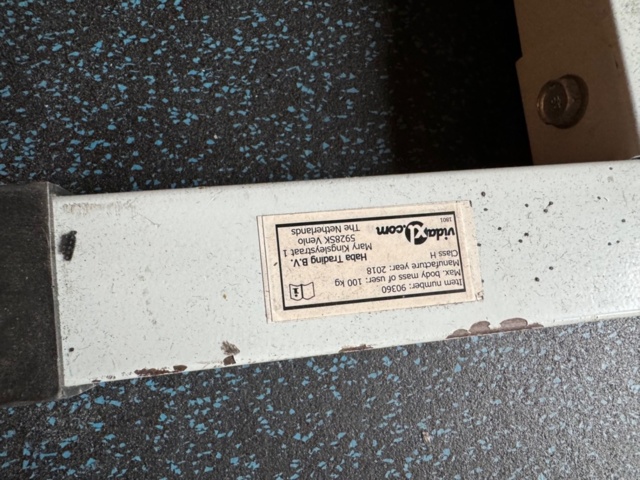 1174653-10 Bench press station with weights