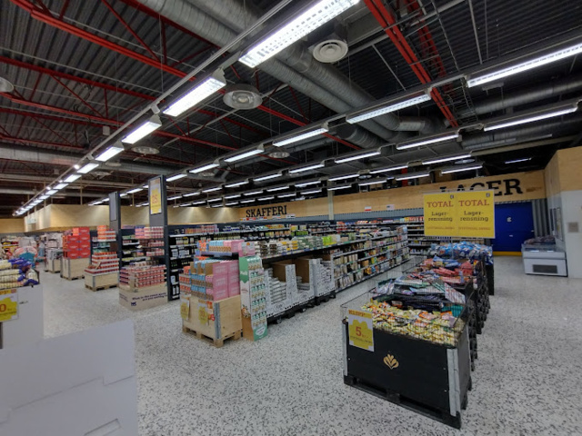 1121161-1 Larger lot with store interior from supermarket