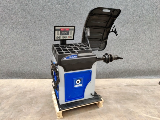 1183894-1 Tire balancing machine Giuliano S820