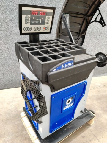 1183894-4 Tire balancing machine Giuliano S820