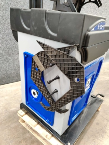 1183894-3 Tire balancing machine Giuliano S820