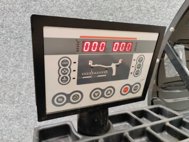 1183894-5 Tire balancing machine Giuliano S820