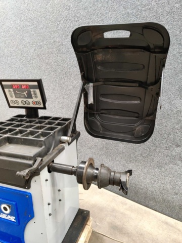1183894-6 Tire balancing machine Giuliano S820