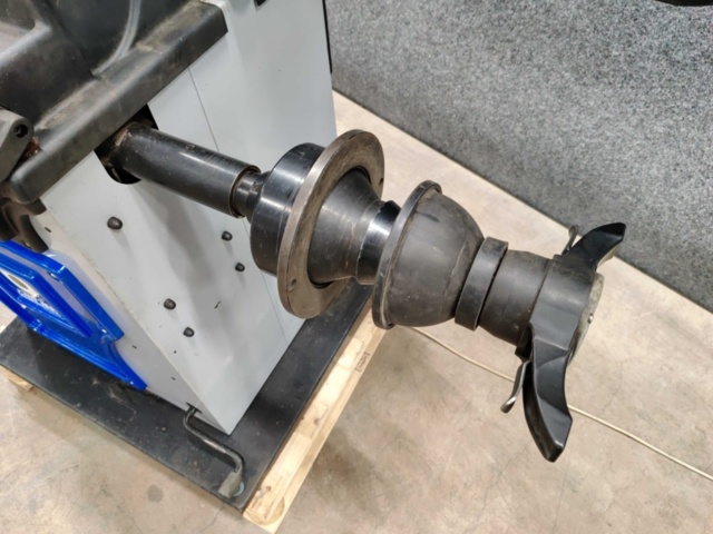 1183894-7 Tire balancing machine Giuliano S820