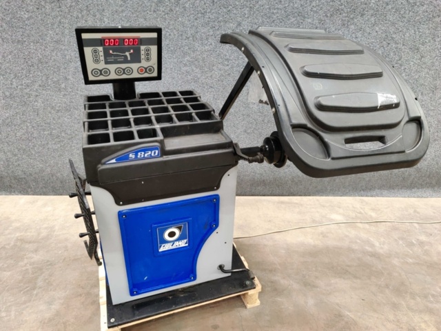 1183894-8 Tire balancing machine Giuliano S820