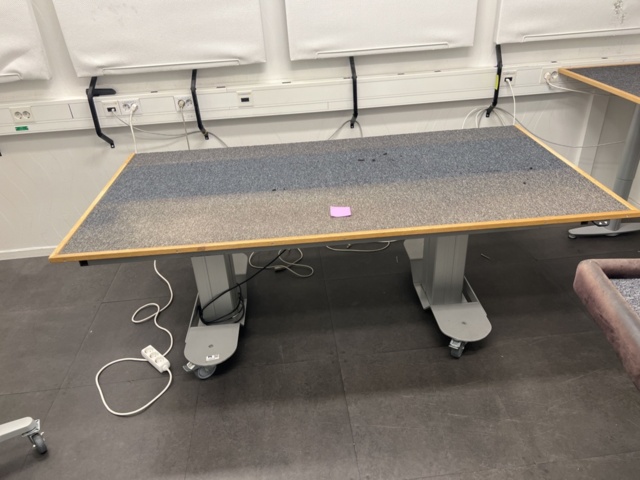 Raised & lowerable table on wheels - Linak - PS Auction - We value the ...