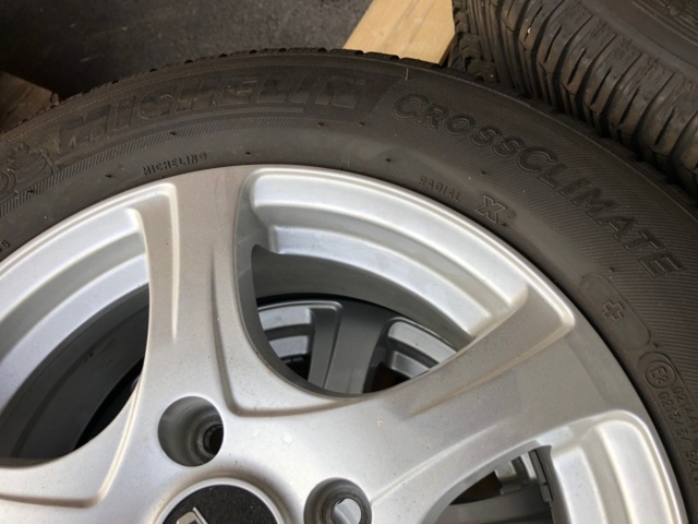 1187887-6 4 winter tires on aluminum rim Michelin CrossClimate 195/65R15