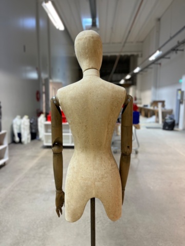 1189166-4 Mannequin on wheels