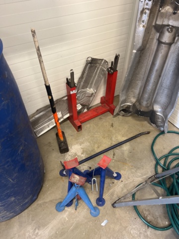 Crowbar, sledgehammer, crowbar & pallet jacks - PS Auction - We value ...