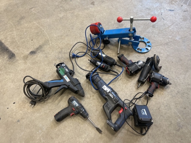 1170601-1 Collection with tools in different models 9 pcs