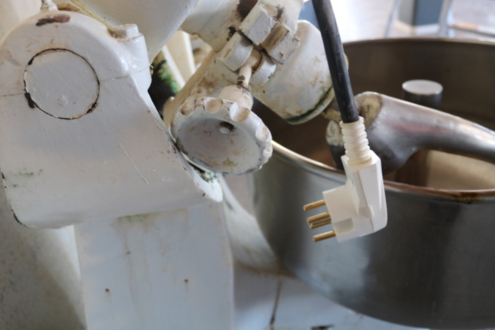 999297-5 Older dough mixer