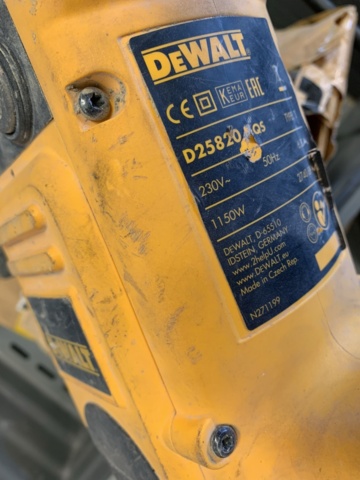 1068140-3 Car trimming machine DeWalt D25820-QS (repair item)