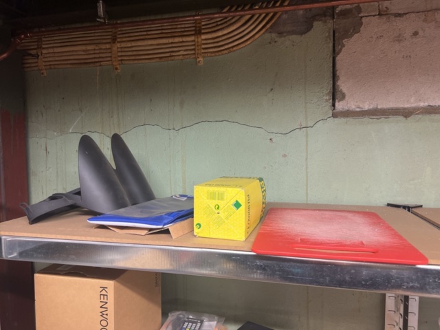 1177498-34 Warehouse with car parts and accessories 9 sections shelf