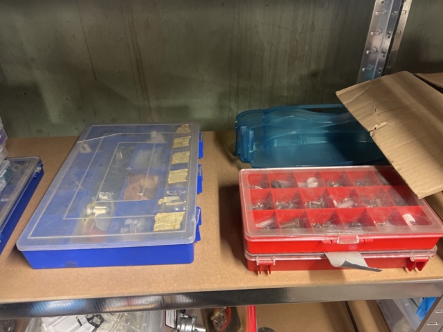 1177498-63 Warehouse with car parts and accessories 9 sections shelf