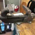 1177496-2 Workbench with vise