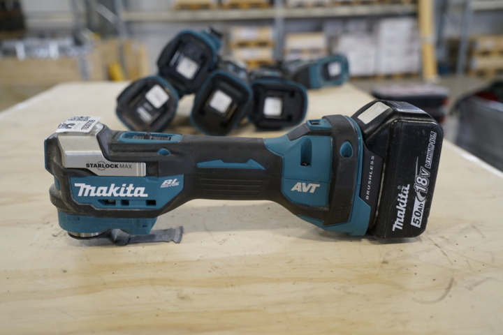 1030739-1 Multi-tool with battery, Makita DTM52
