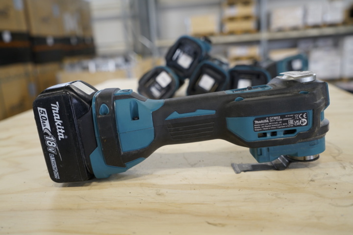 1030739-2 Multi-tool with battery, Makita DTM52