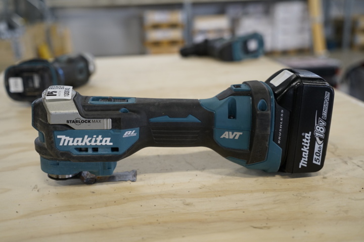1030742-1 Multi-tool with battery, Makita DTM52