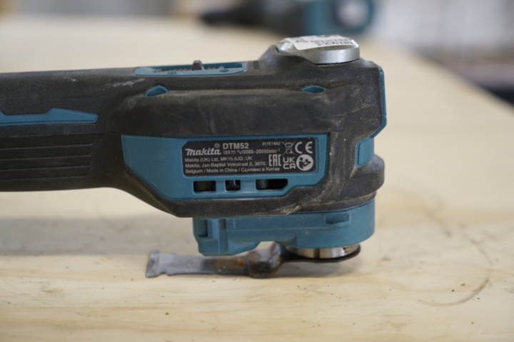 1030742-3 Multi-tool with battery, Makita DTM52