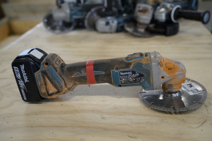 1030750-2 Angle grinder with battery, Makita DGA506