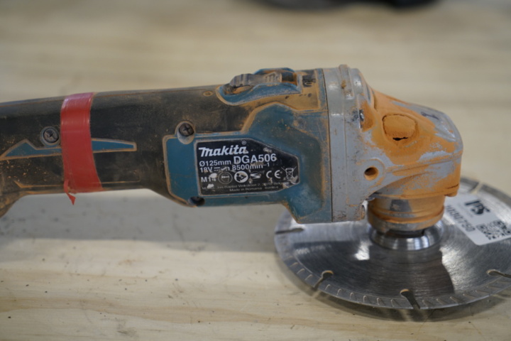 1030750-3 Angle grinder with battery, Makita DGA506