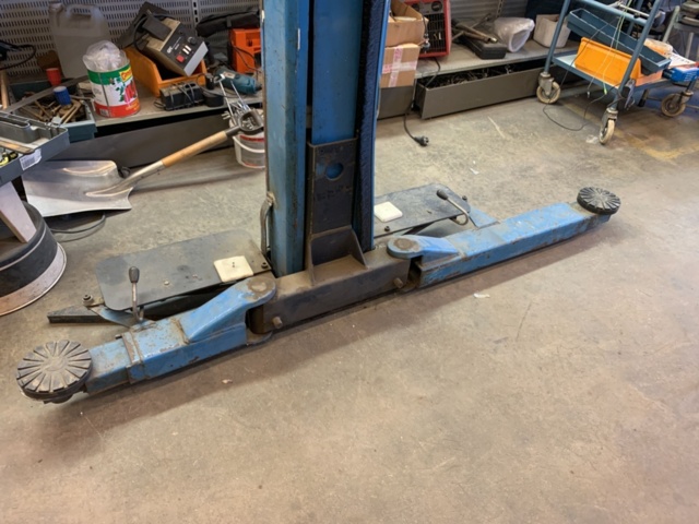 1134522-8 2-post lift Hofmann 2500kg