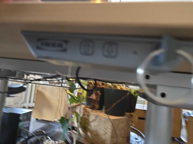 956491-5 Office table Raise & lower incl screen and computer