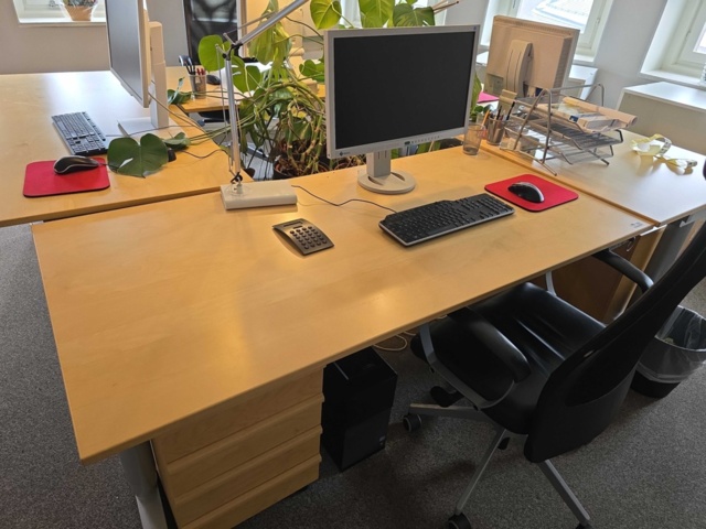 956492-2 Kontorsbord höj & sänk inkl dator mm