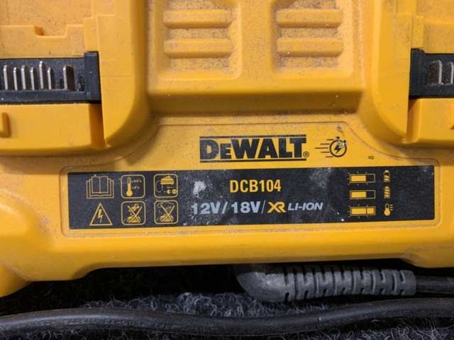 1190807-3 Quick charger DeWalt DCB104