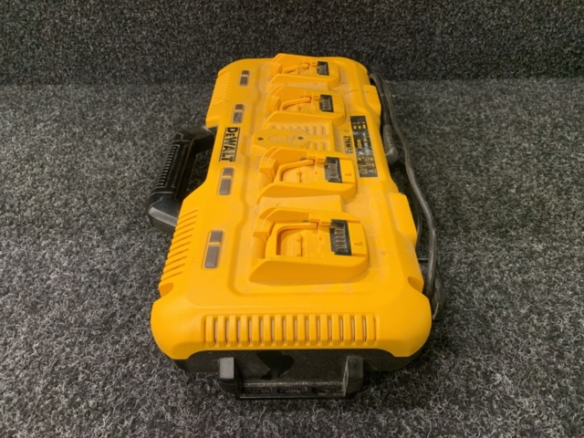 1190807-4 Quick charger DeWalt DCB104