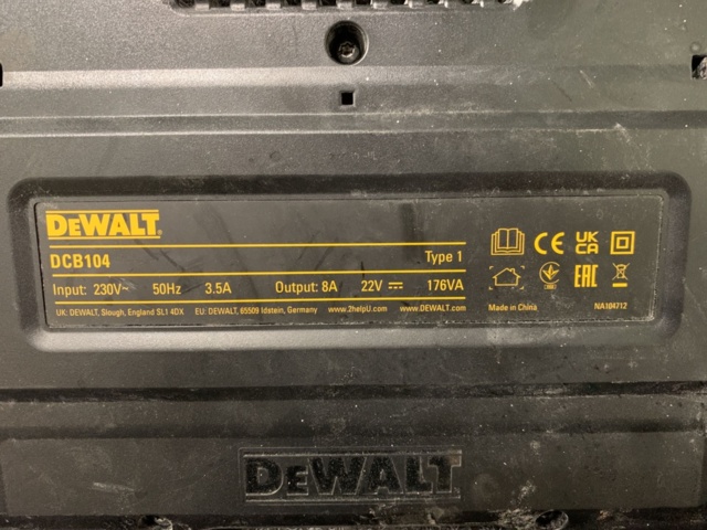 1190807-9 Quick charger DeWalt DCB104