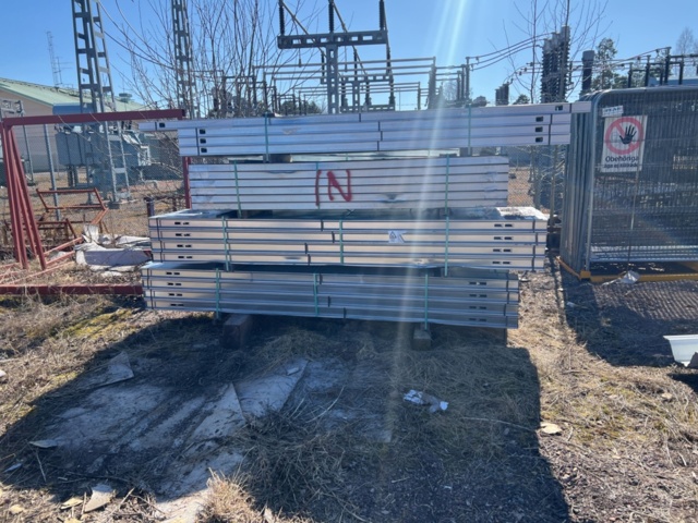 1121758-1 Sheet metal studs