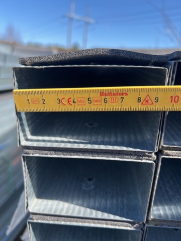 1121758-9 Sheet metal studs