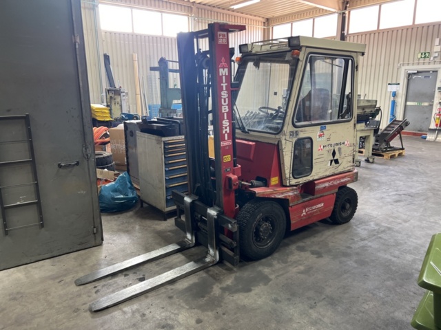 1121761-2 Mitsubishi FB25P 2.5 ton truck inc loader