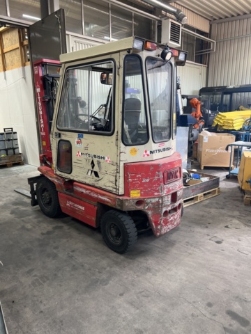 1121761-5 Mitsubishi FB25P 2.5 ton truck inc loader