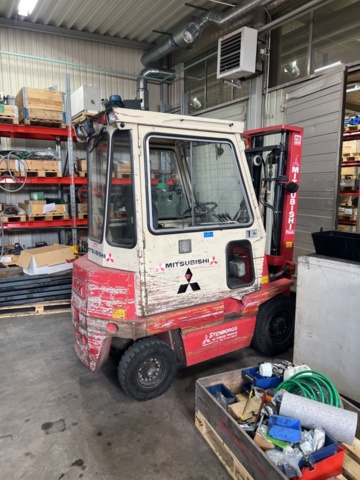 1121761-7 Mitsubishi FB25P 2.5 ton truck inc loader