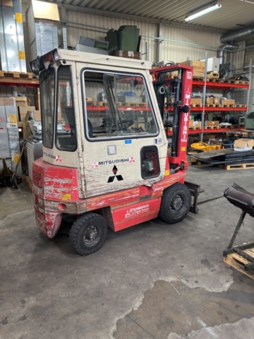 1121761-8 Mitsubishi FB25P 2.5 ton truck inc loader