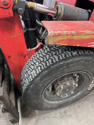 1121761-22 Mitsubishi FB25P 2.5 ton truck inc loader