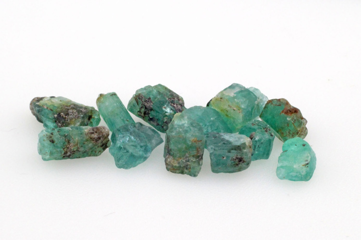 1193131-5 Lot of raw stones of Smaragd/Beryl approx. 125 ctv (50)