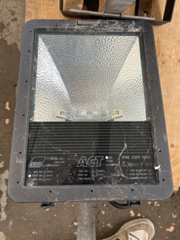 1152866-3 3st strålkastare ACT med 1,5 meters fästarm