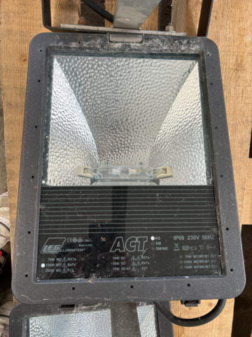 1152866-4 3st strålkastare ACT med 1,5 meters fästarm