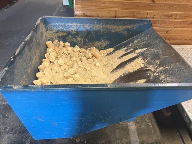 1153056-3 Tippable waste container on wheels