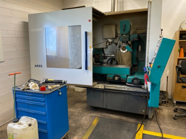 Automatic sander Schneeberger and workbench with various accessories ...